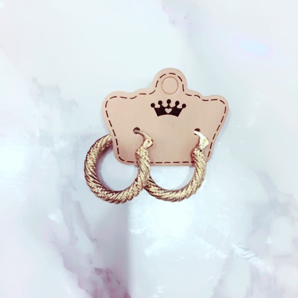 Vintage Jewelry - Gold Tone Saddleback Dainty Earrings